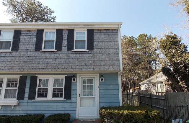Comfortable Townhouse Walk To Beach with AC and private yard