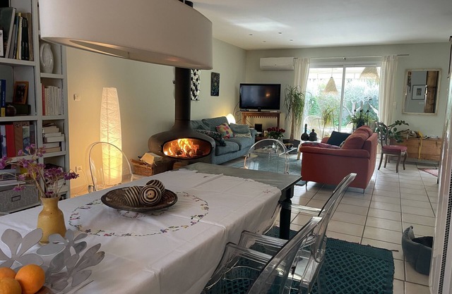 Comfortable villa with pool near pont du gard and Uzes. sleeps 7/8