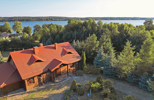 Comfortable vacation home with lots of privacy and private access to a huge lake