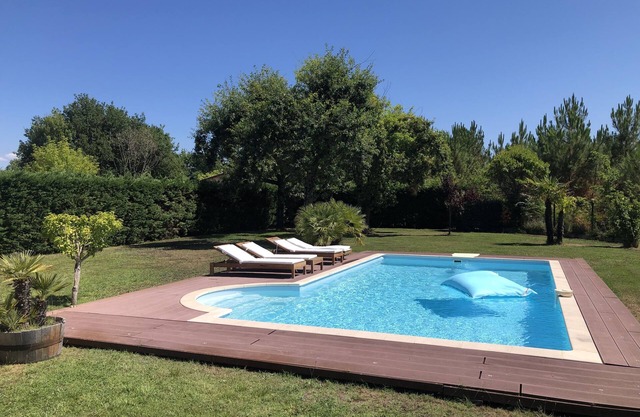 Comfortable villa with pool 200m from the lake, near the ocean
