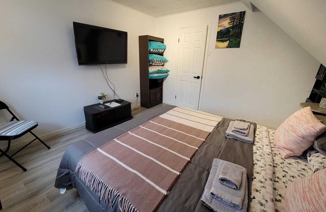 Comfy, 1 bdrm. apartment, close to highway with AC and WiFi in superb Edmundston