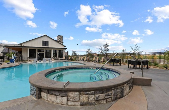 Comfy 1BR w/Gym & Pool!