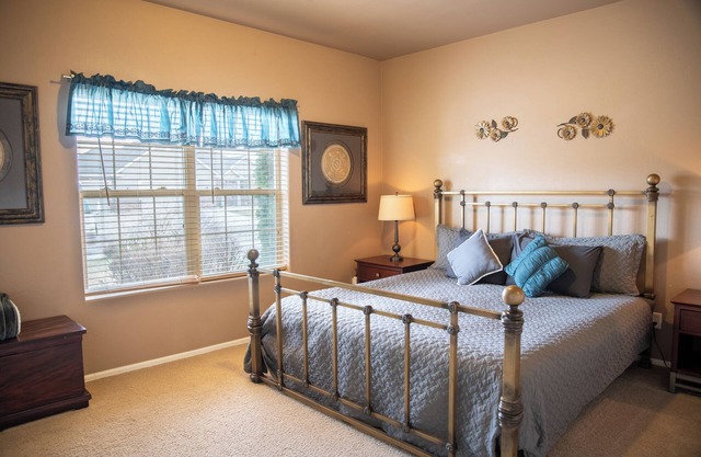 COMFY 2 bedroom 1 bath, living room, mini kitchen with 70" smart TV & Grill