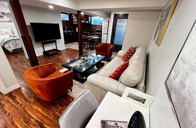 Comfy 2BR Guest Suit in the Heart of Mississauga.