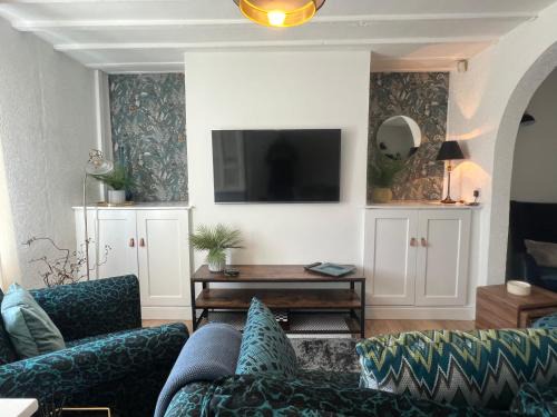 Comfy and Connected Standish Home - Two Mins from M6 Jct-27