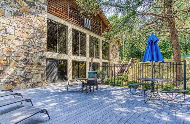 Comfy Autumn Escape near Dollywood | Pool + Grill