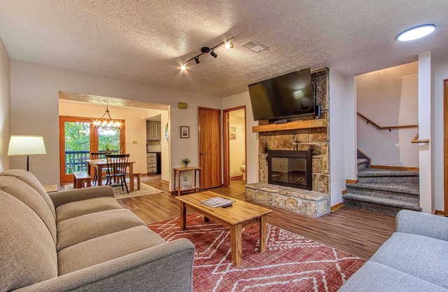 Comfy Autumn Escape near Dollywood | Pool + Grill