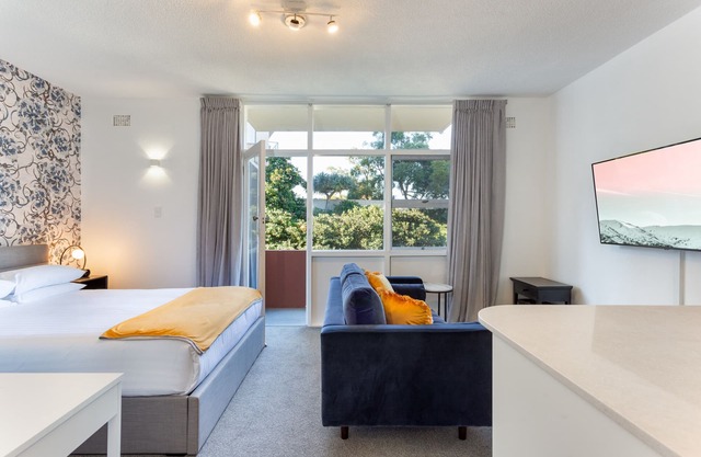 Comfy Balcony Studio near Parks, Shopping & Dining