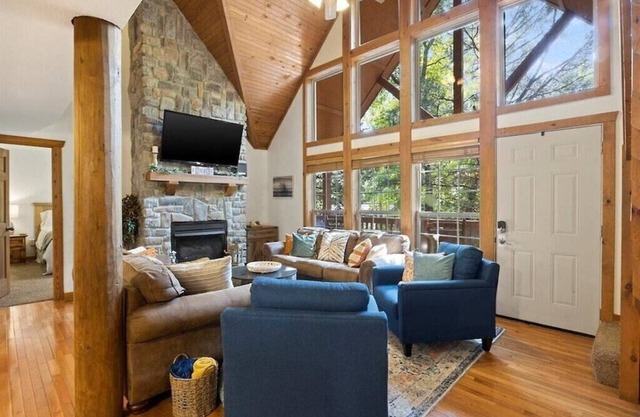 Comfy Cabin w 4 Primary Suites > 4 min to SDC < Lake > Golf < Pools >