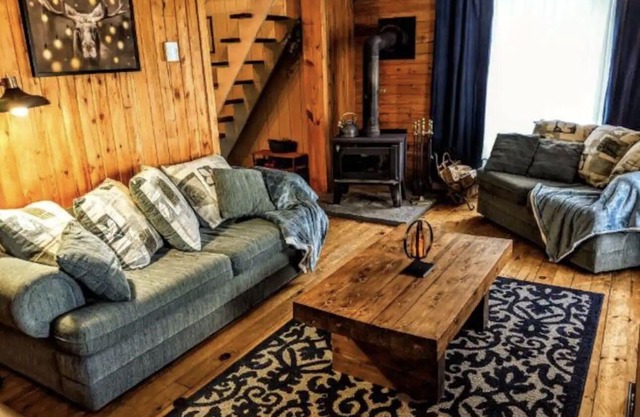 Comfy Cottage w/Sauna and Hot Tub Nestled in Nature in Beautiful Messines, QC