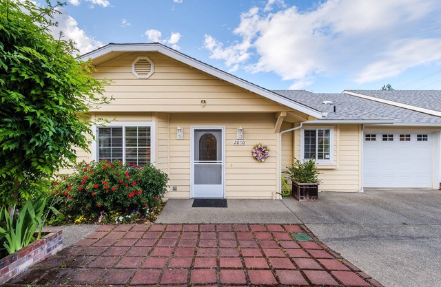 COMFY-COZY, Quiet, EV car CHARGER, GARAGE, Recliner