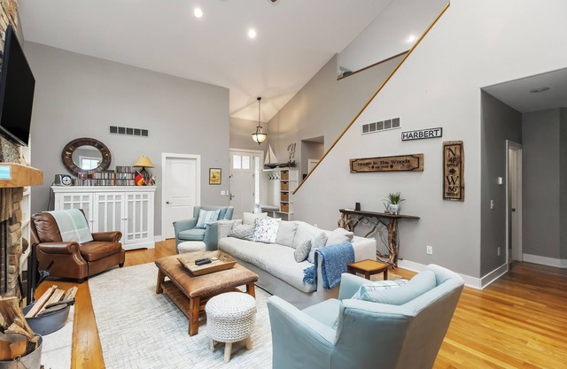 Comfy Family Home, Walk to Harbert Beach!