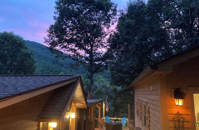 Comfy GA Mtns. Getaway: 2-bdrm/king cabin, w/loft. Mountain views, AC, WiFi