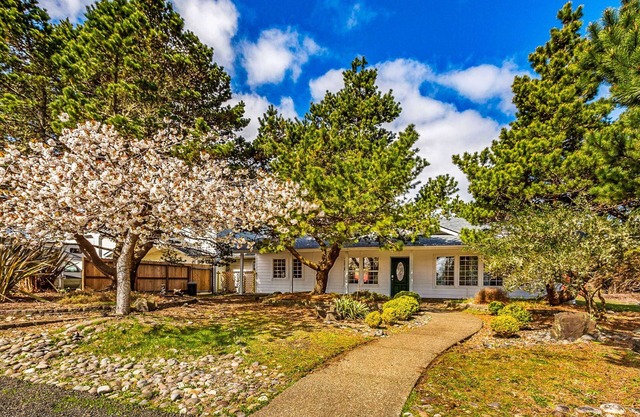 Comfy Home near the Ocean, Great for Family Fun