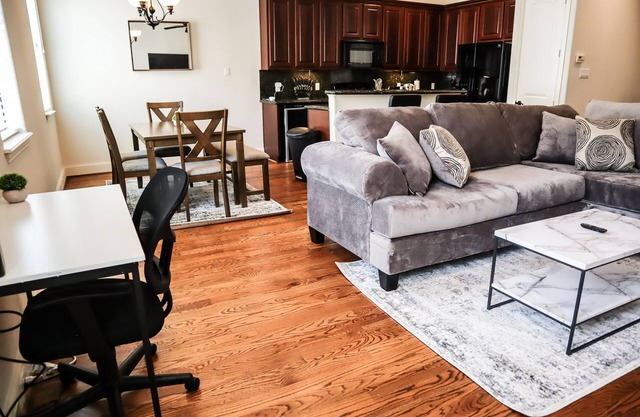 Comfy King Bed | Sleeps 10 | Near Houston Galleria