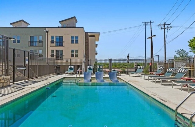 Comfy Luxe Stay with Pool, BBQ, Lounge, Gym & Parking