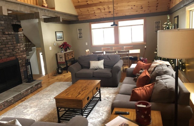 Comfy North Conway Chalet- Hot Tub, Fireplace, Walk to Village, Close to Hiking