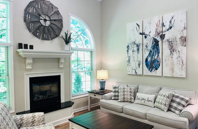 Comfy Poconos Getaway: 3 mins to Big Boulder Lake/Skiing, Family-Friendly
