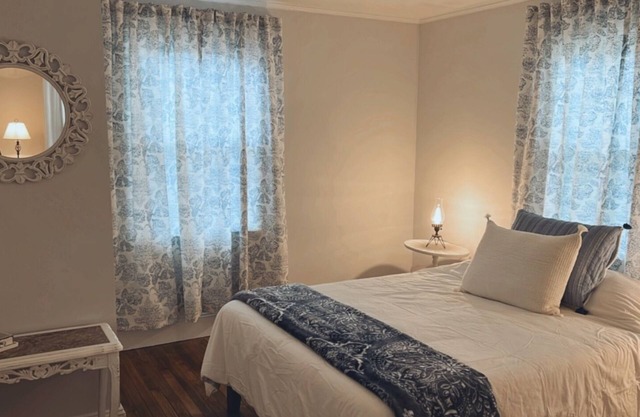 Comfy vintage cottage in beautiful small town-7mins from everything.