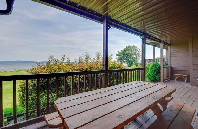 Community Boat Dock: Lake Memphremagog Condo!