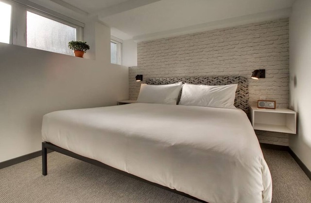 Compact & Contemporary Stay Ideal for Business Travelers – Work & Relax