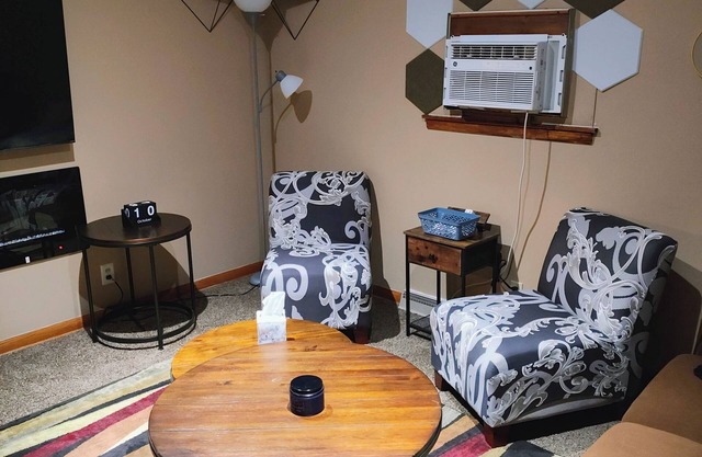 Compact, Cozy and Complete 2-bedroom bungalow with WiFi, AC in Akron