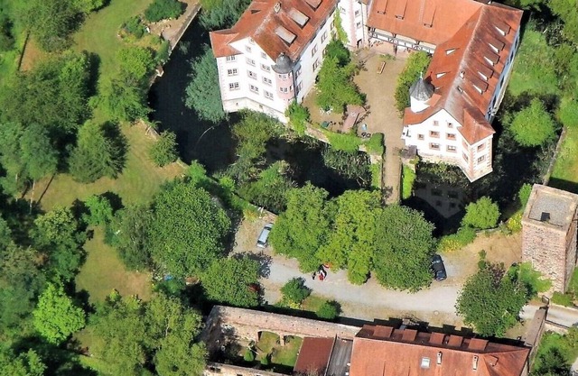 Companies of up to 12 people in the moated castle