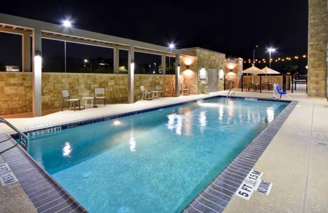 Company Travel Four Units! Pool, Fitness Center, Free Parking, Free Breakfast