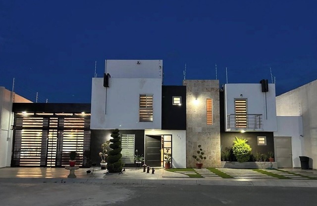 Complete house Paseos de Chavarría 300 M with almost totally roofed spaces.