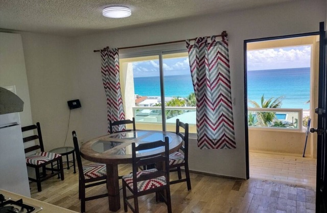Complete Ocean front view Apartment + kitchen + bathroom 2 beds for 4 people