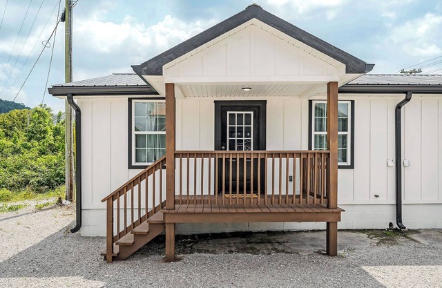 Completely renovated 2 bedroom apartment in quaint Celina