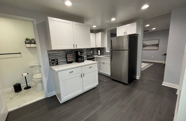 Completely renovated apartment that is located in the heart of Downtown Oxford!