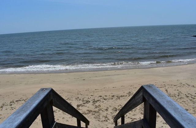 Completely updated 1 bedroom condo unit-steps to a shared private beach!