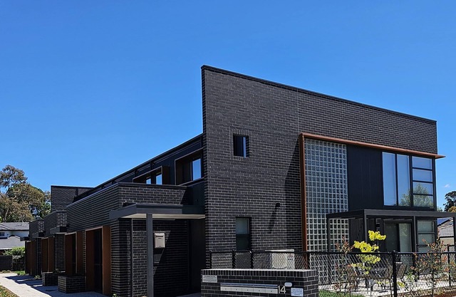 Comtemporary 4bedrm Townhouse with 2 car garage