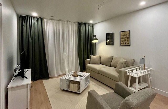 Condo Urbain Près de la Nature. Animaux Acceptés! Idéal Pour Après-ski!