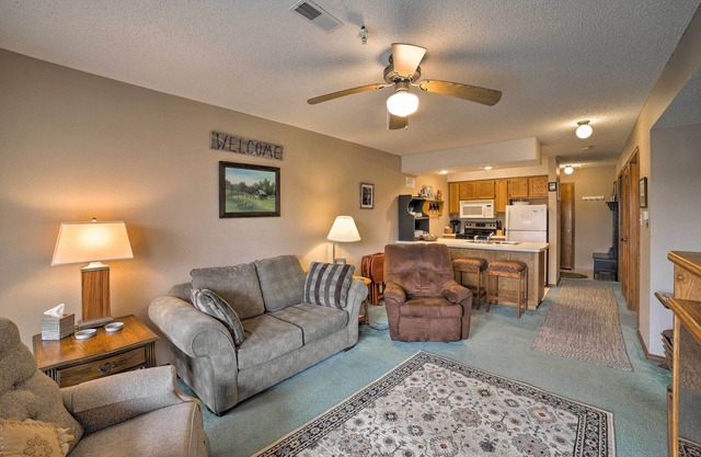 Condo w/Pool Access - 2 Mi to Silver Dollar City!