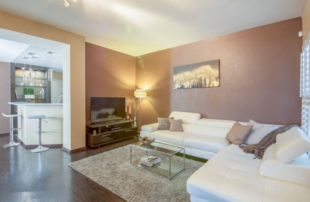 Condo w/Wrkspce; Garage, Pool/BBQ, Pets Welcome