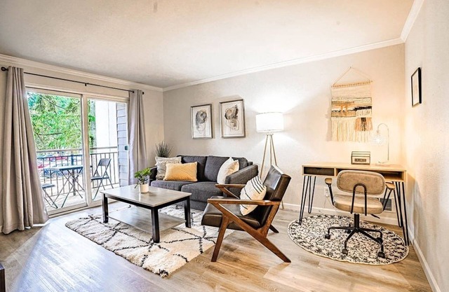 Condo with king bed, walk to Microsoft, park