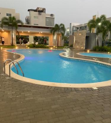 Confortable apartamento de 3 tres habitaciones, con hermosa vista de area verde, ademas de piscinas y juegos infantiles en area recreativa