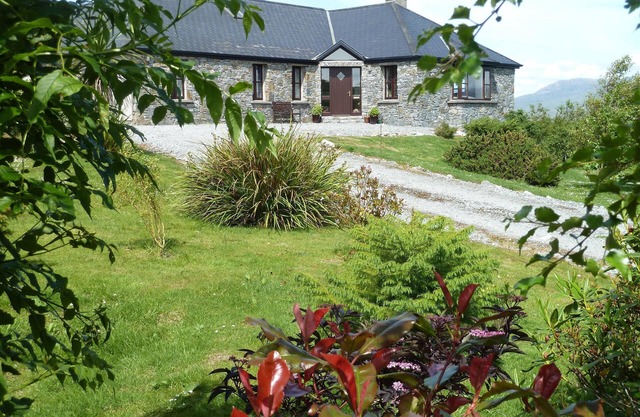 Connemara - modern home with spectacular views.nConnemara National Park