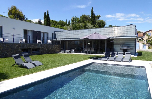 Contemporary Villa with swimming pool in calm, 10 min of Cannes, 5 min of the A8