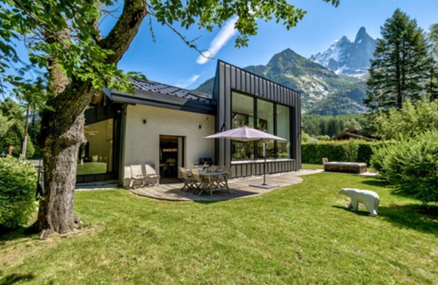 Contemporary chalet with proximity to the golf course and ski lifts in Chamonix.
