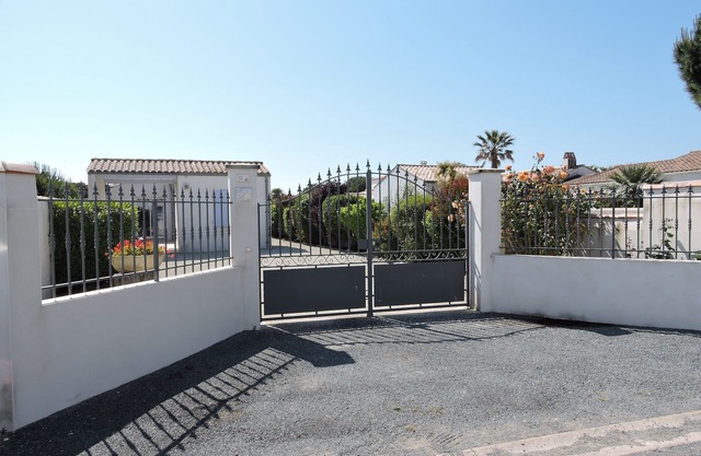Contemporary villa with terrace and courtyard 10min. from the beach and the city center