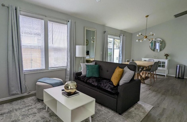 Contemporary 2-Bedroom Close to Downtown, Dining