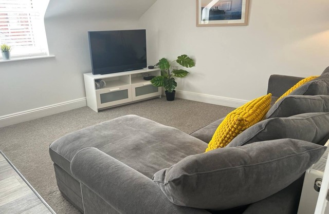 Contemporary 2 bedroom apartment in the heart of Swanage, pets welcome