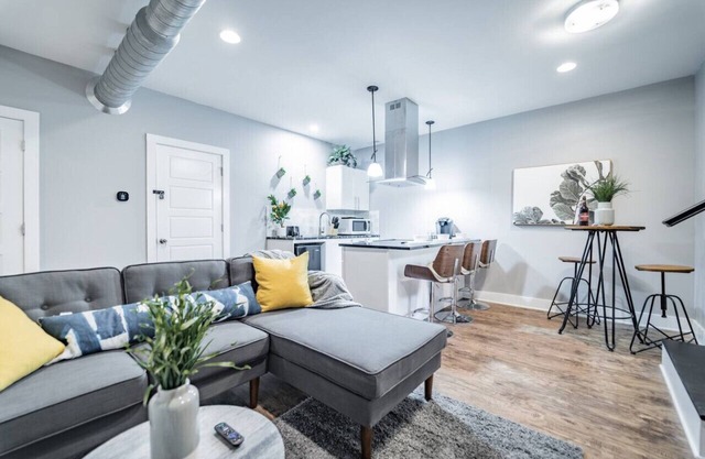 Contemporary 2BR2BA w/King *Den*Private Entry/Yard