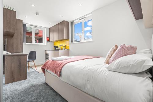 Contemporary Comfort Steps from Ricoh Arena