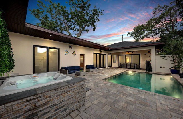 Contemporary, Downtown location, Pool, Spa & Sauna, very close to Beaches