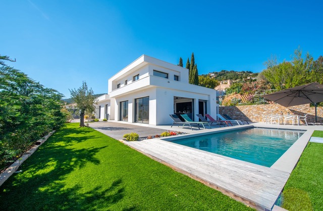Contemporary villa with pool and sea view for 10 people