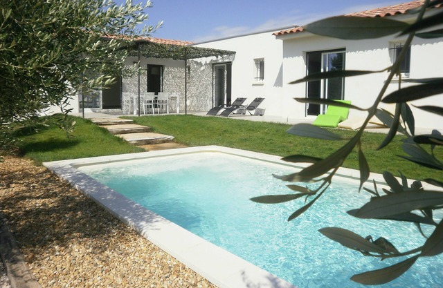 CONTEMPORARY VILLA NEAR AVIGNON EN PROVENCE